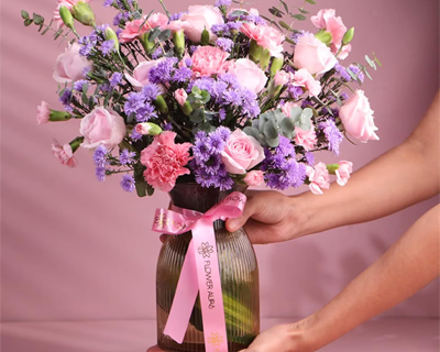 Fresh Live Flower Bouquet of 8 Roses