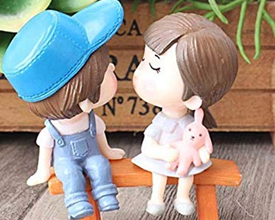Kissing Couple on Bench Resin Showpiece Couple Miniatures Valentine Gifts for Girlfriend Boyfriend Wife Husband Valentines Gift for Her Him Valentine Day Gifts, 5 x 4 cm
