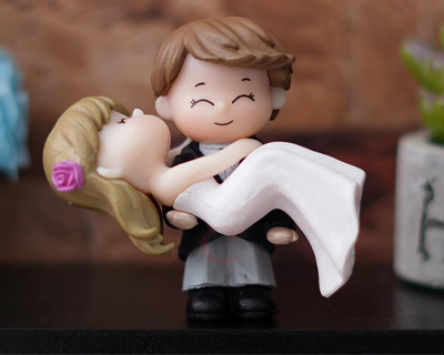 Plastic Bride Kissing Groom Romantic Couple Statue Decorative Showpiece Valentine Gift