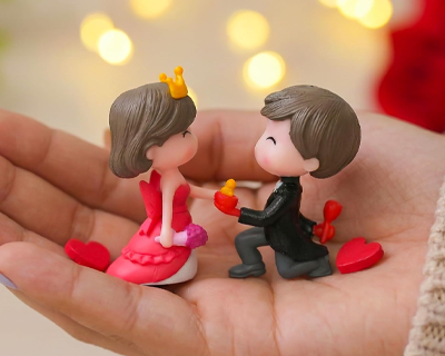 Boy Proposing Girl Miniature Showpiece